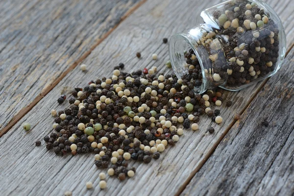 Peppercorn em uma Colher de madeira — Fotografia de Stock