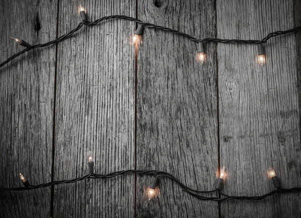 Światła świąteczne na tle drewna — Zdjęcie stockowe