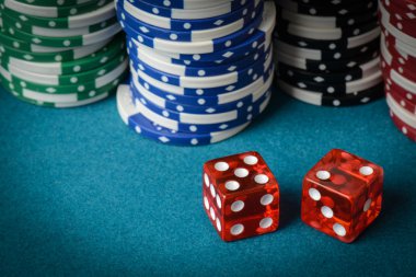 Kırmızı zar ve oynarken cips