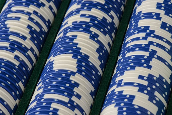 Poker fiches in een rij — Stockfoto