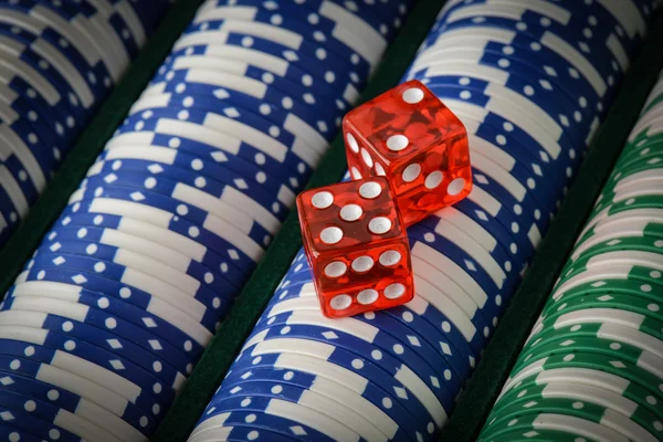 Gokken Chips en rode dobbelstenen — Stockfoto