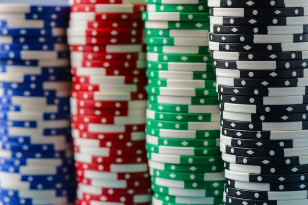 Chips di poker accatastati — Foto Stock