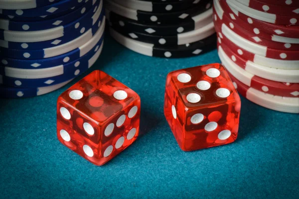 Dados rojos y fichas de juego — Foto de Stock