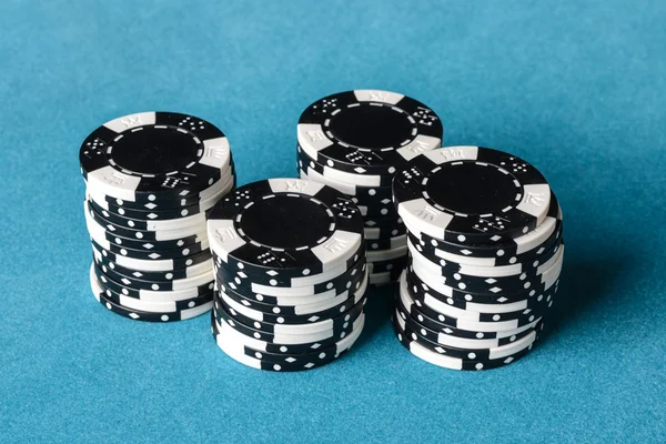 Chips di poker accatastati — Foto Stock