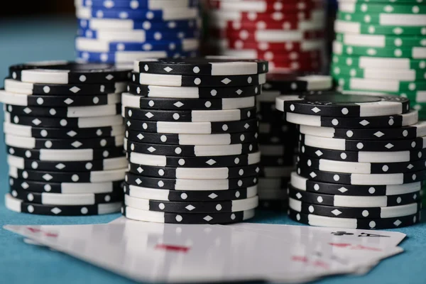 Chips de Poker apilados — Foto de Stock