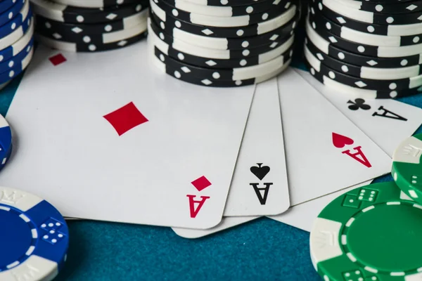 Pokerfiches met aaskaart gestapeld — Stockfoto