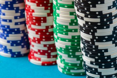 Üst üste yığılmış poker fişleri