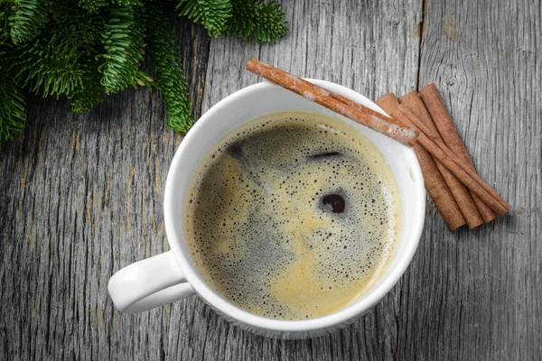 Coffee and Cinnamon for the Holidays with Christmas Pine Branch — Stock Photo, Image