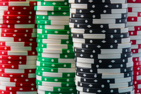 Jetons de poker empilés dans une rangée — Photo