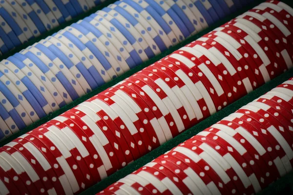 Chips di poker in una fila Close Up — Foto Stock