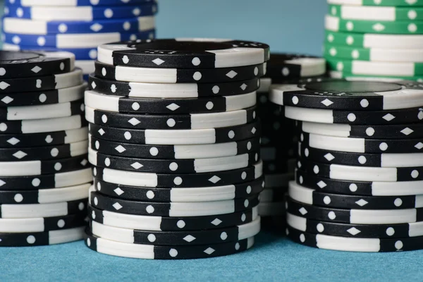 Fichas de poker apiladas — Foto de Stock
