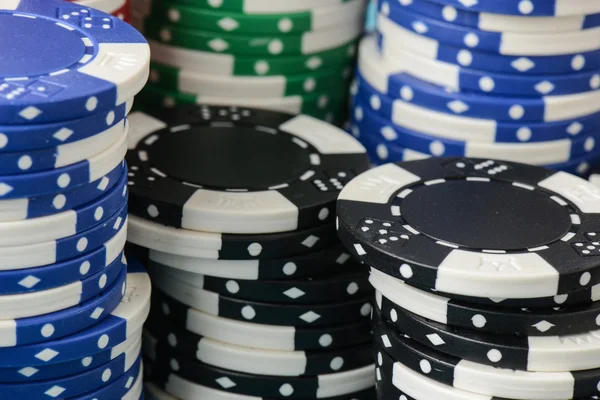 Chips di poker accatastati — Foto Stock