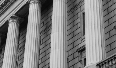 sütunlar ve tuğla duvar