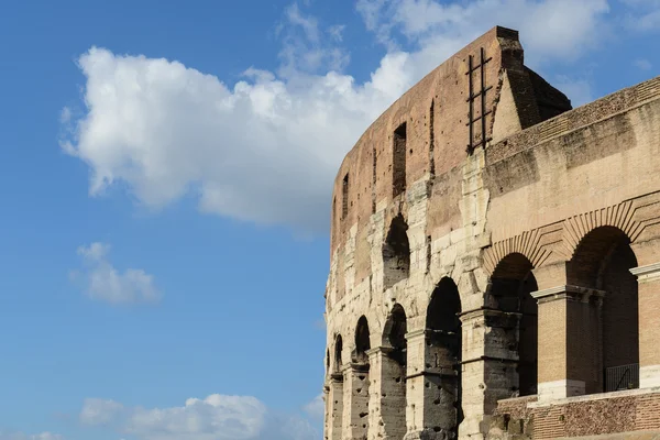 Antiguo Coliseo en Roma, Italia — Foto de Stock