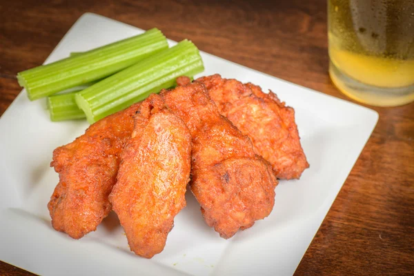 Buffalo kippenvleugeltjes en bier — Stockfoto