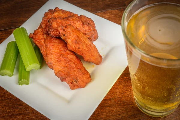 Buffalo kippenvleugeltjes en bier — Stockfoto