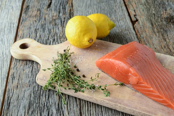 Salmon with Lemons — Stock Photo, Image