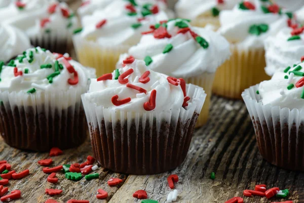 Schokolade und Vanille Christmas Cupcakes — Stockfoto