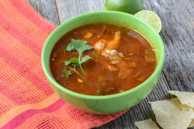 Ahşap arka plan üzerinde Tortilla çorbası