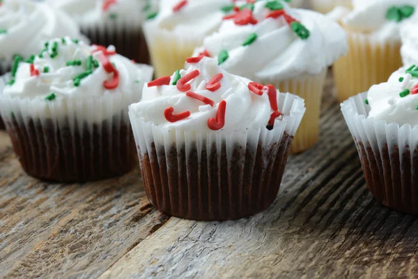 Cupcakes de Navidad de chocolate y vainilla —  Fotos de Stock