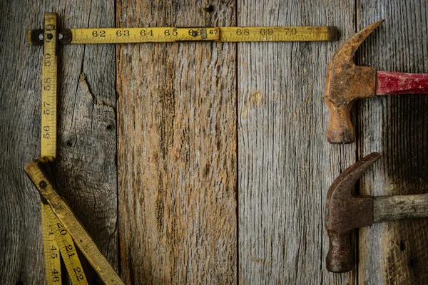 Hammers and Measuring Tape on Rustic Old Wood Background — Stock Photo, Image