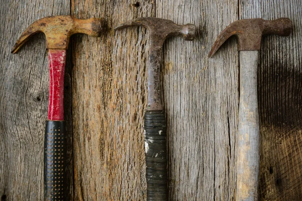 Martelos velhos no fundo de madeira rústica — Fotografia de Stock