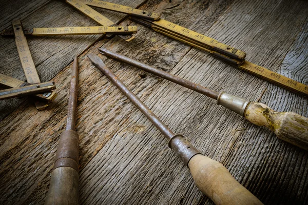 Fita métrica antiga e chave de fenda para construção em madeira rústica — Fotografia de Stock