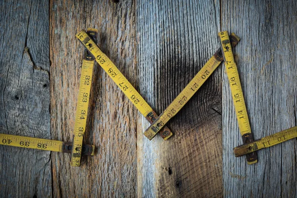 Cinta métrica antigua sobre fondo de madera rústica — Foto de Stock