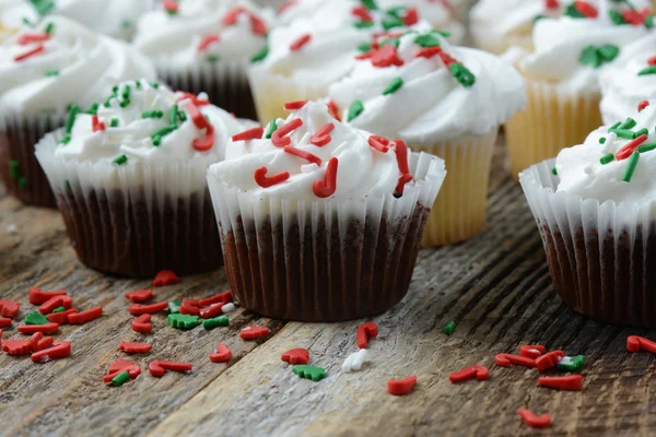 Schokolade und Vanille Cupcakes — Stockfoto