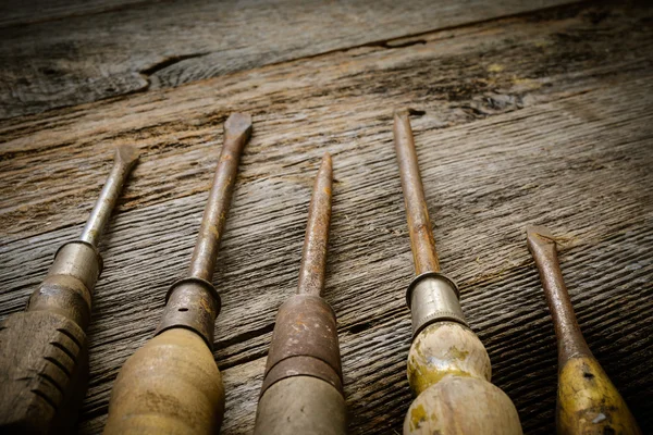 Destornilladores rústicos sobre fondo de madera — Foto de Stock