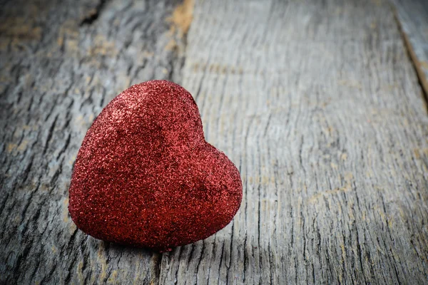 Corazón sobre fondo de madera vintage para el día de San Valentín — Foto de Stock
