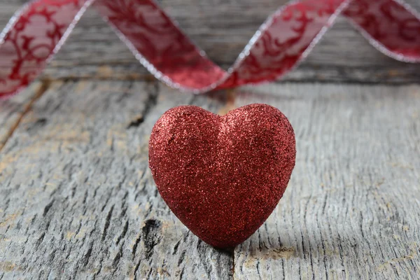 Kalp şerit üzerinde Sevgililer günü için Vintage tahta arka plan ile — Stok fotoğraf