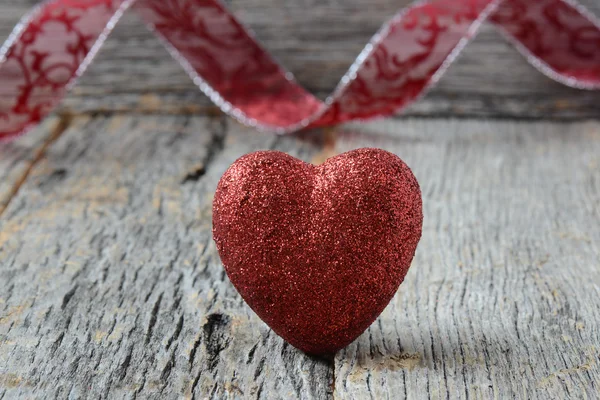 Hart met lint op Vintage houten achtergrond voor Valentijnsdag — Stockfoto