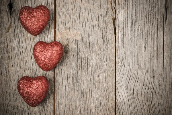 Cuori su sfondo di legno vintage per San Valentino — Foto Stock