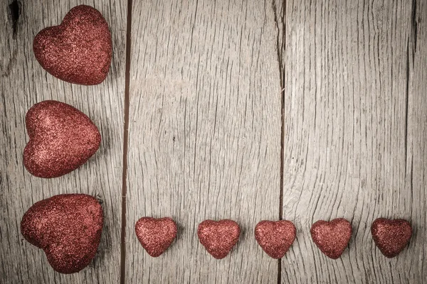 Corazones sobre fondo de madera vintage para el día de San Valentín —  Fotos de Stock