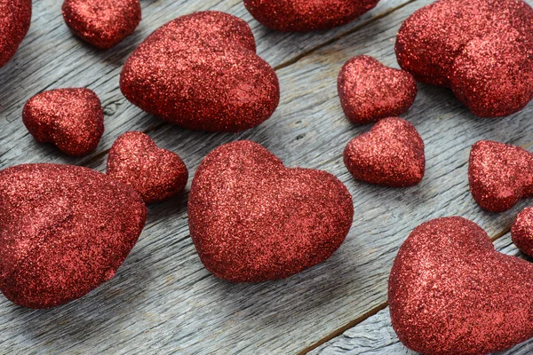 Corazones sobre fondo de madera vintage para el día de San Valentín —  Fotos de Stock