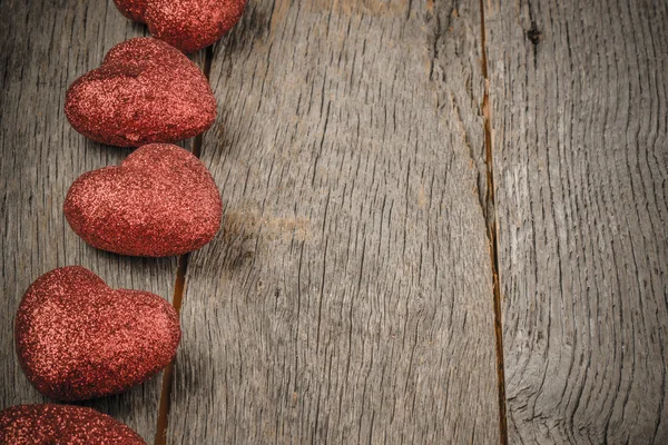 Serca na drewno tło na Walentynki — Zdjęcie stockowe