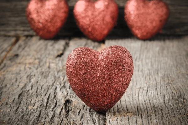 Cuori su sfondo di legno vintage per San Valentino — Foto Stock