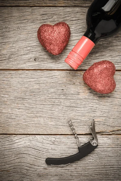 Borosüveg és dugóhúzó-szívvel-Valentin-nap — Stock Fotó