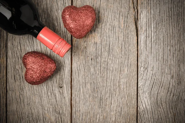 Botella de vino con corazones para el día de San Valentín —  Fotos de Stock