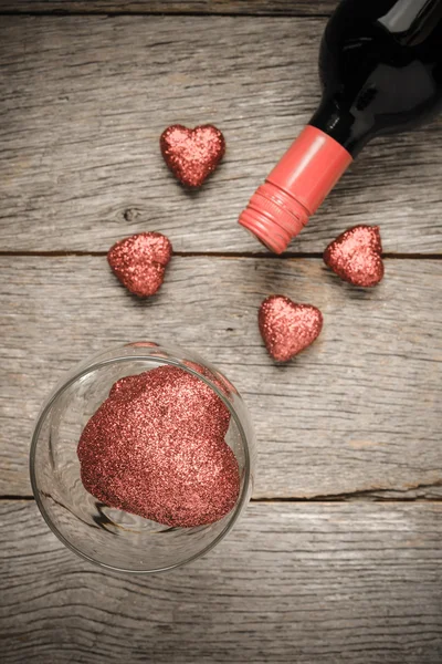 Bicchiere di vino con cuori rossi a San Valentino — Foto Stock