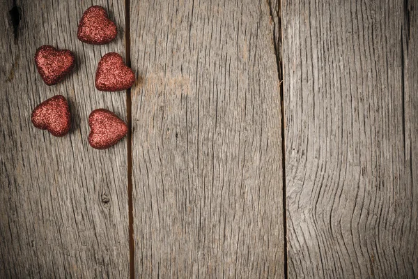 Serca na drewno tło na Walentynki — Zdjęcie stockowe
