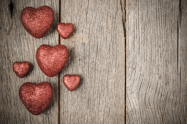 Cuori su sfondo di legno vintage per San Valentino — Foto Stock