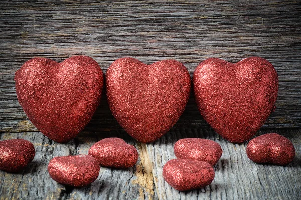 Hearts on Vintage Wood background for Valentine 's Day — стоковое фото