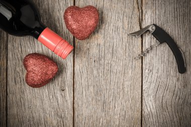Şarap şişesi ve Sevgililer günü için kalp tirbuşon