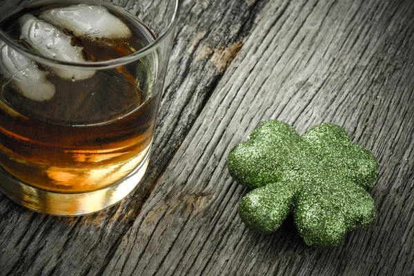 Glass of Whiskey and Clover — Stock Photo, Image