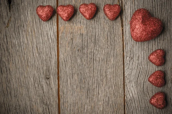 Cuori su sfondo di legno vintage per San Valentino — Foto Stock