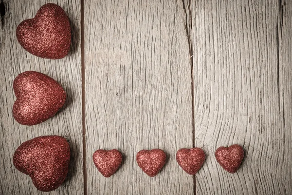 Cuori su sfondo di legno vintage per San Valentino — Foto Stock