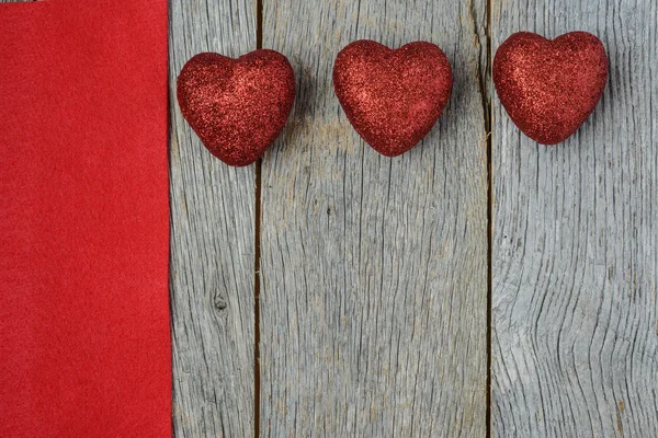 Corazones sobre fondo de madera vintage para el día de San Valentín —  Fotos de Stock