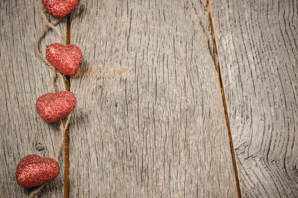 Coeurs sur fond de bois vintage pour la Saint-Valentin — Photo